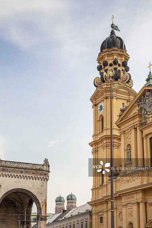 德国巴伐利亚慕尼黑，统帅堂柱廊和圣卡耶坦教堂图片素材