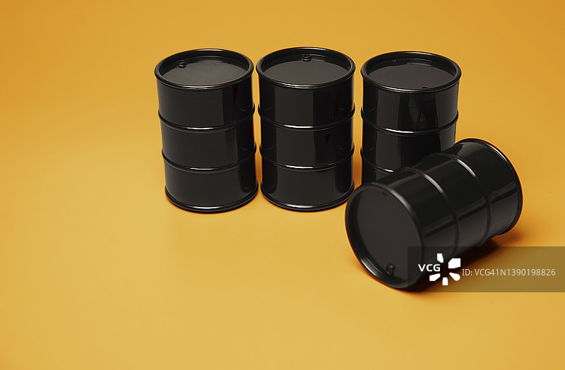 橙色背景下的黑色桶图片素材