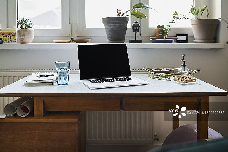 家中桌子上的笔记本电脑图片素材