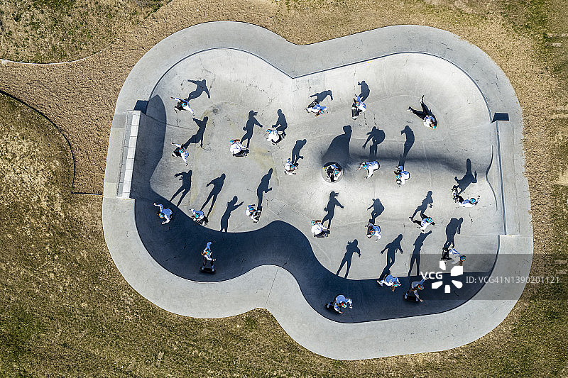 年轻女人在泵道上玩滑板图片素材