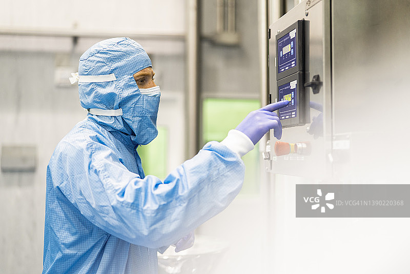 工业实验室研究员特写图片素材