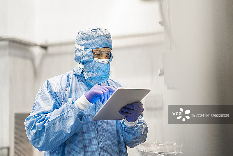 工业实验室研究员特写图片素材