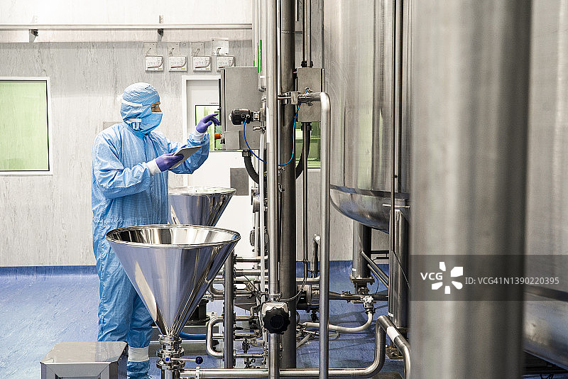 实验室技术员操作工业机器的侧视图图片素材