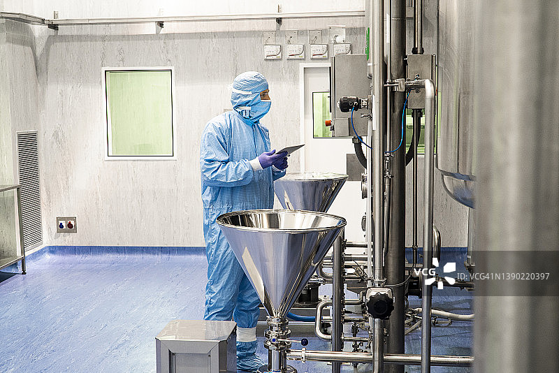 工业实验室的研究人员全身照图片素材