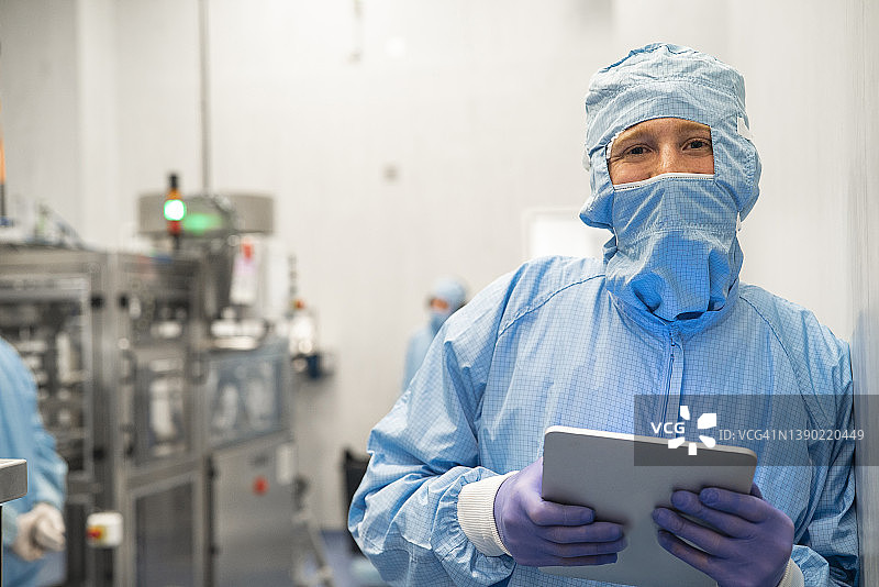 工业实验室中的工程师特写图片素材
