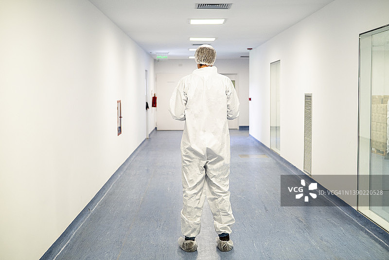 工业设施中研究人员的后视图图片素材