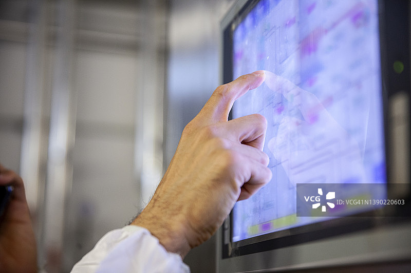 手指指向显示器屏幕的特写镜头图片素材