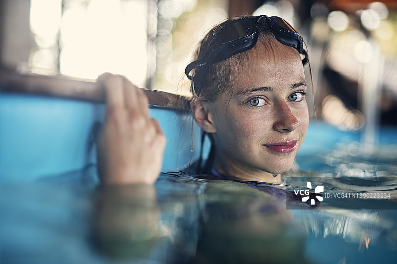 在游泳池边的青少年女孩肖像图片素材