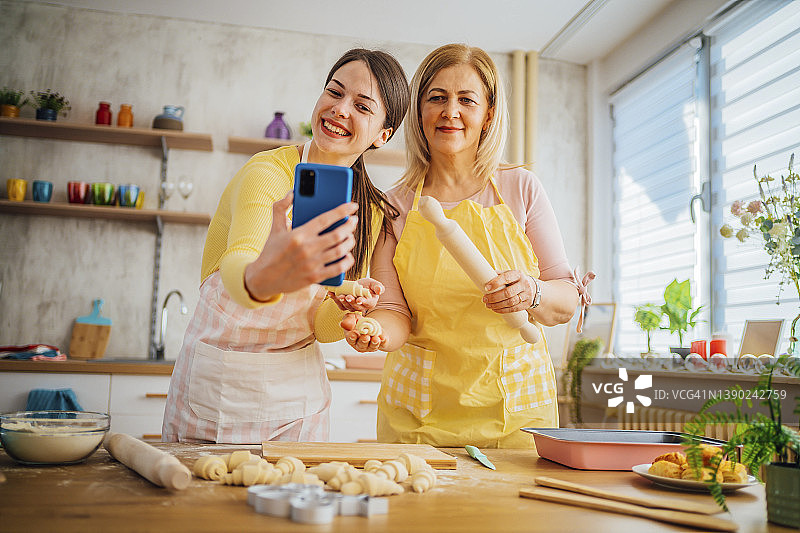 女儿与母亲在厨房自拍图片素材