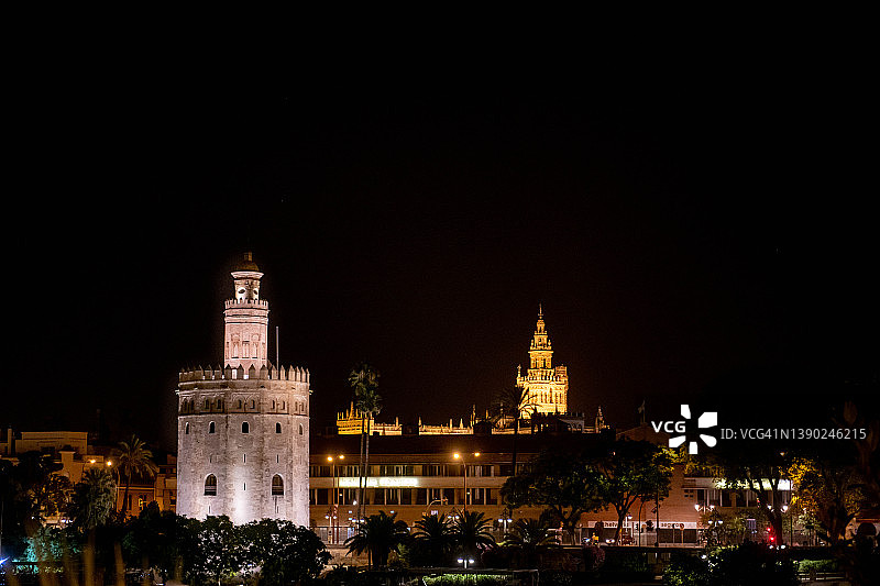 塞维利亚黄金塔和希拉达夜景图片素材