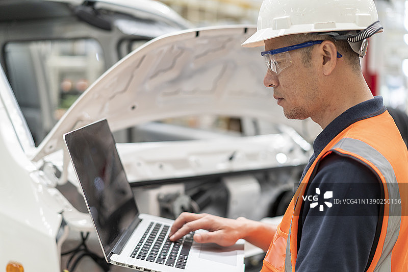 在汽车工厂工作的亚洲男工程师图片素材