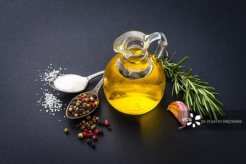 盐胡椒橄榄油深色背景图片素材