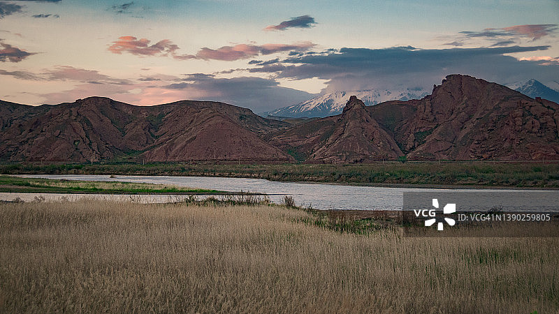 伊朗东阿塞拜疆省与纳希切万交界处的阿拉斯河黄昏景色图片素材