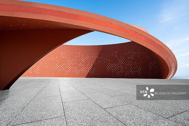红色抽象建筑和空旷的地面图片素材