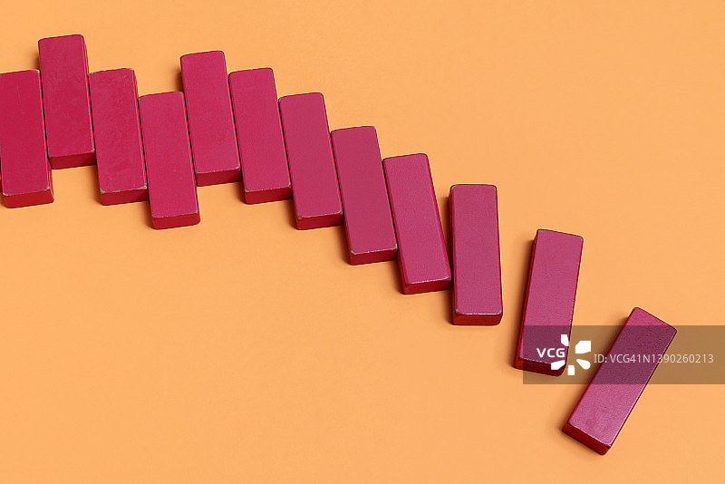 红色木制玩具积木搭建的橙色背景市场数据条形图图片素材