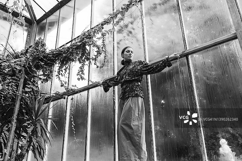 为春夏时尚大片摆姿势的女模特图片素材