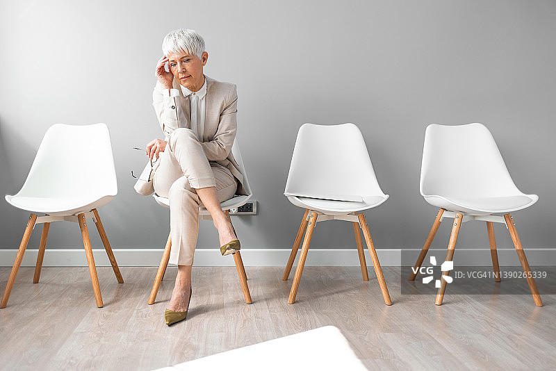 在等候室沉思的成熟女商人图片素材