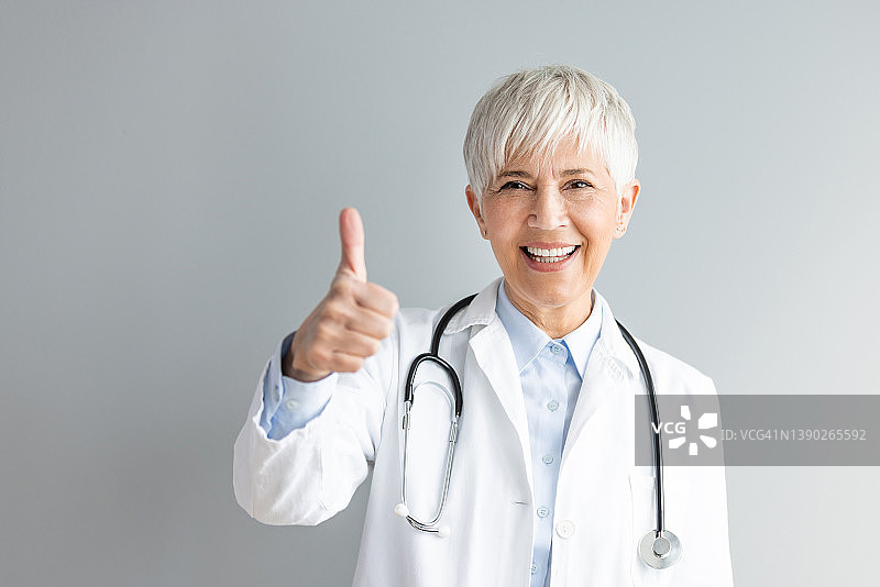 女医生通过互联网远程为病人提供帮助图片素材