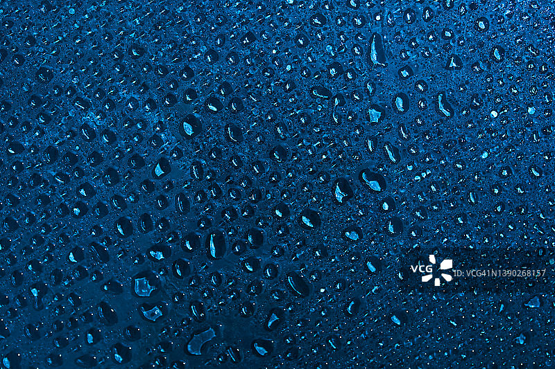 蓝色背景上的水滴图片素材
