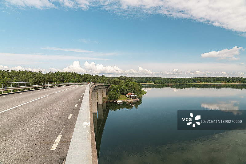 瑞典洛夫塔哈马尔空旷的沿海公路和宁静的海天图片素材