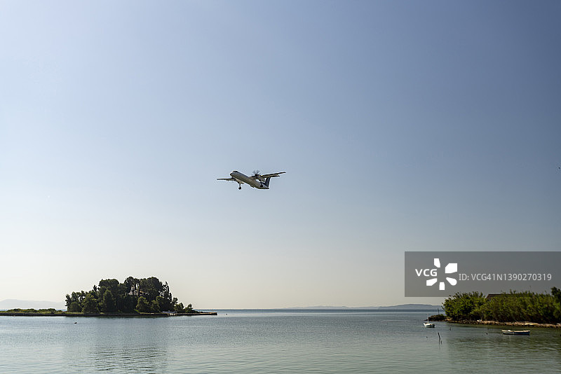 希腊：飞机飞越海面和蓬蒂科尼西岛图片素材