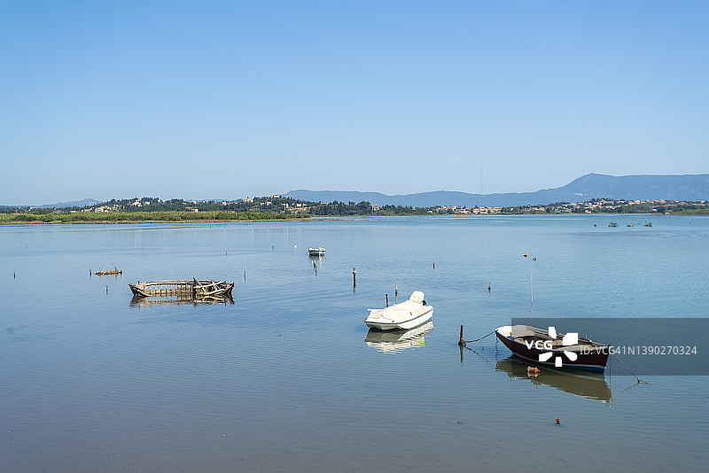 希腊科孚岛：停泊在湖上的小船图片素材