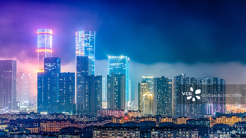 夜晚笼罩在雾中的青岛市图片素材