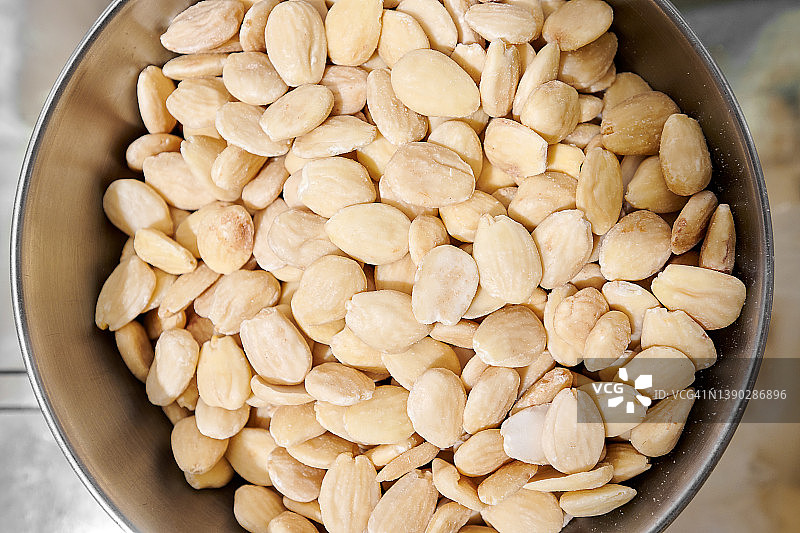 装满去皮杏仁的金属碗图片素材