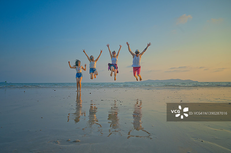 跳跃的夏季图片素材