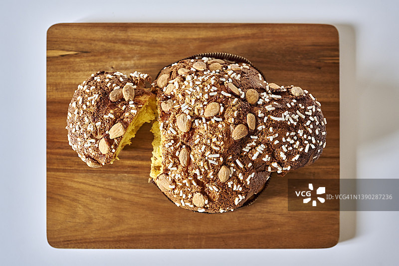 木盘上的复活节鸽子蛋糕图片素材