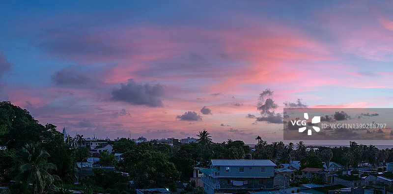 日出时分的圣安德烈斯市全景：房屋与贫困景象图片素材