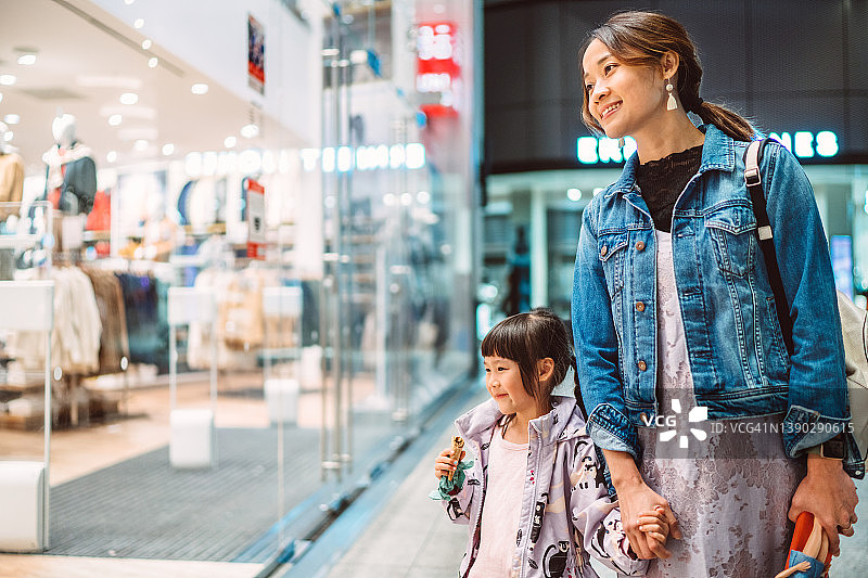 女儿和年轻妈妈逛街购物图片素材