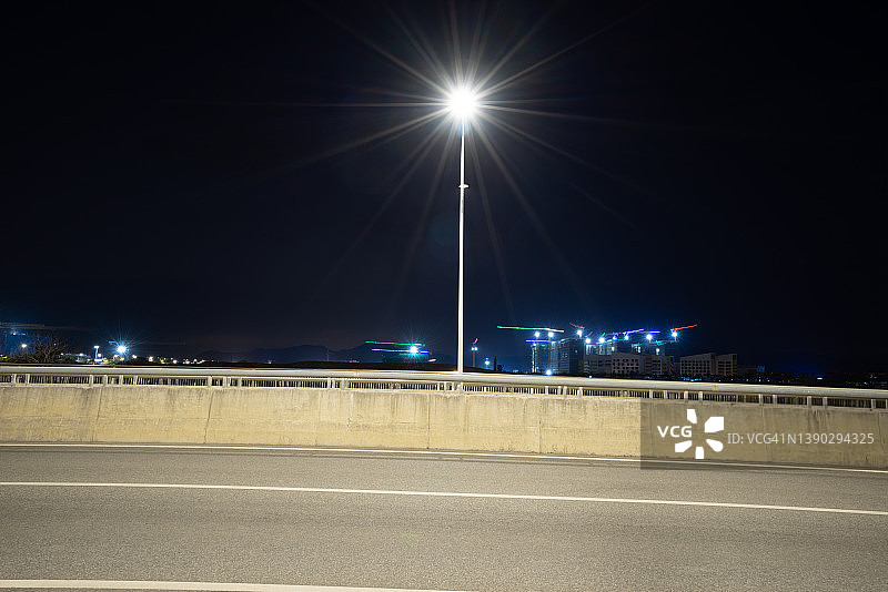 夜晚的灰色通道图片素材