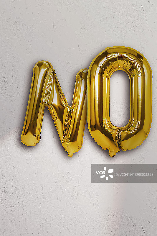 金色箔气球组成的“否”字样图片素材