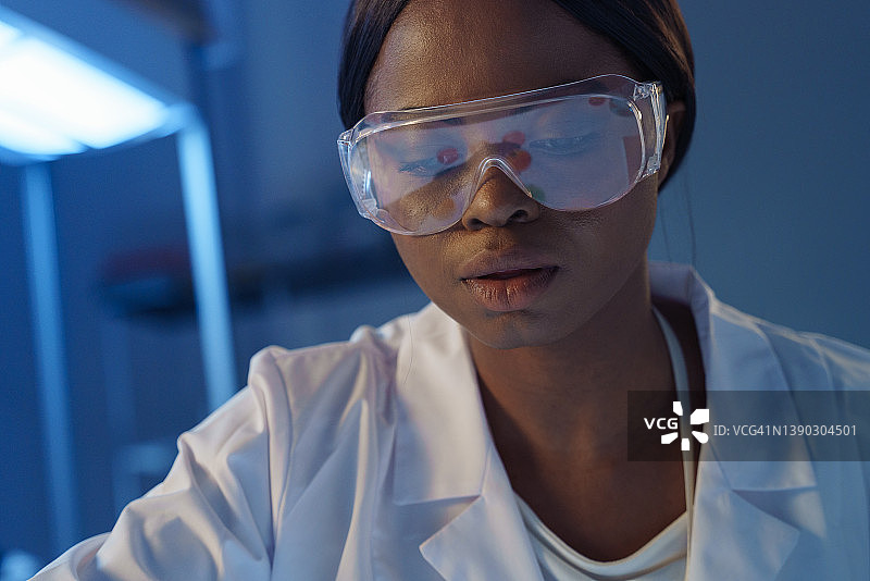 现代实验室里专注的非洲裔女科学家特写图片素材