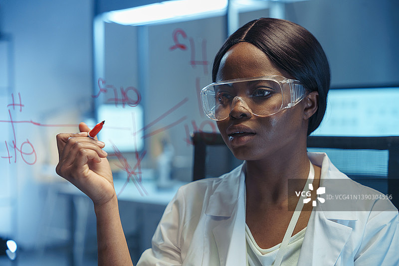 一位年轻的非裔美国科学家在制药领域研究化学公式图片素材