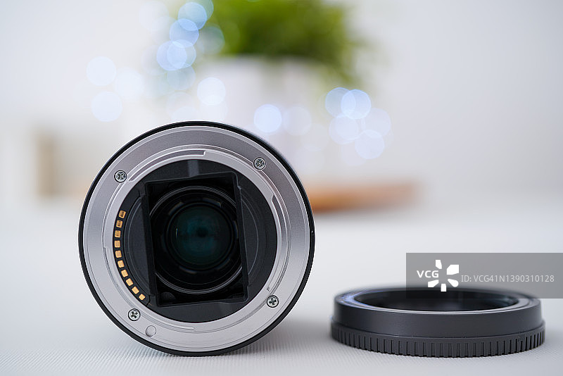 照片镜头——背景中具有美丽散景的定焦镜头（后视图）图片素材