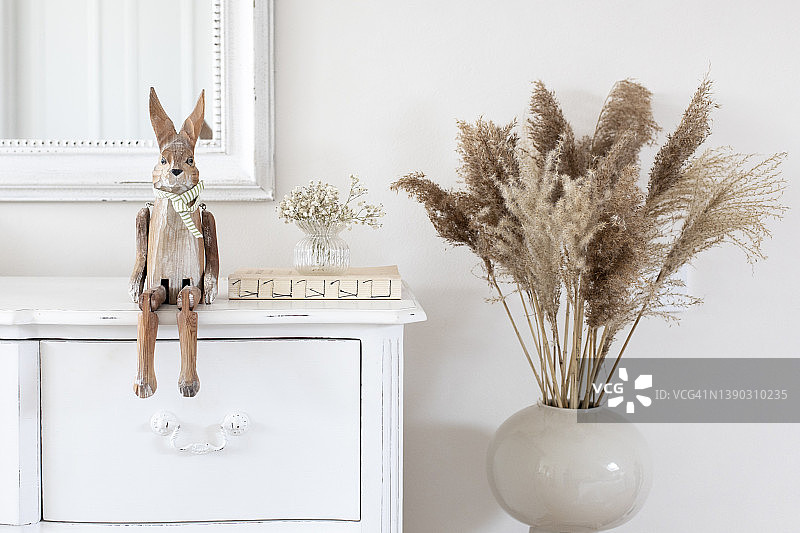 木制兔子和蒲苇草家居装饰图片素材
