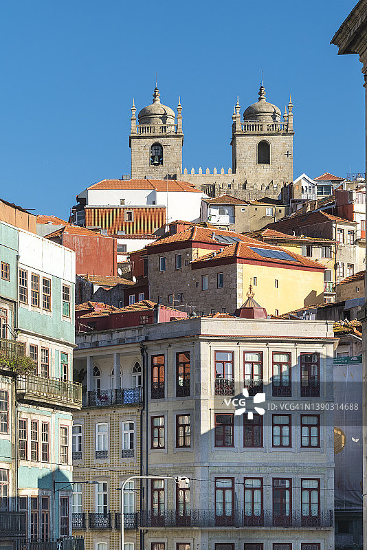 葡萄牙波尔图老城区建筑及大教堂塔楼图片素材