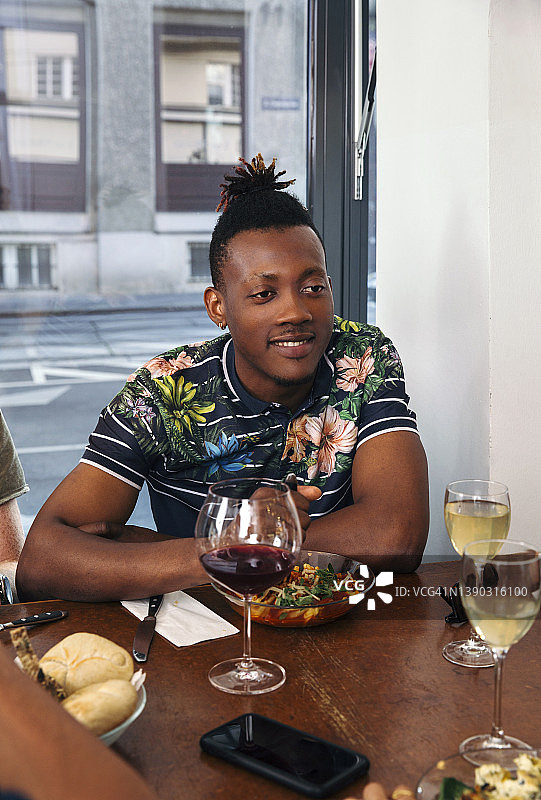 在餐厅里用餐的微笑男人图片素材