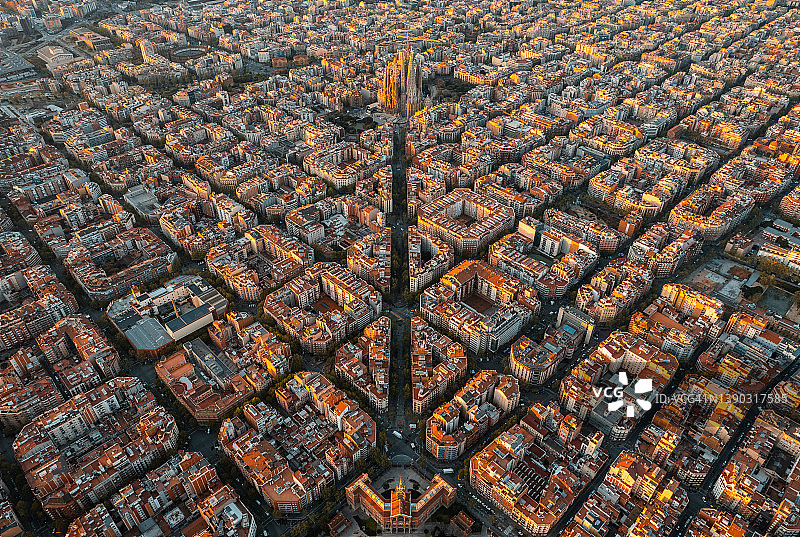 西班牙加泰罗尼亚巴塞罗那Eixample住宅区及圣家堂日出航拍图片素材