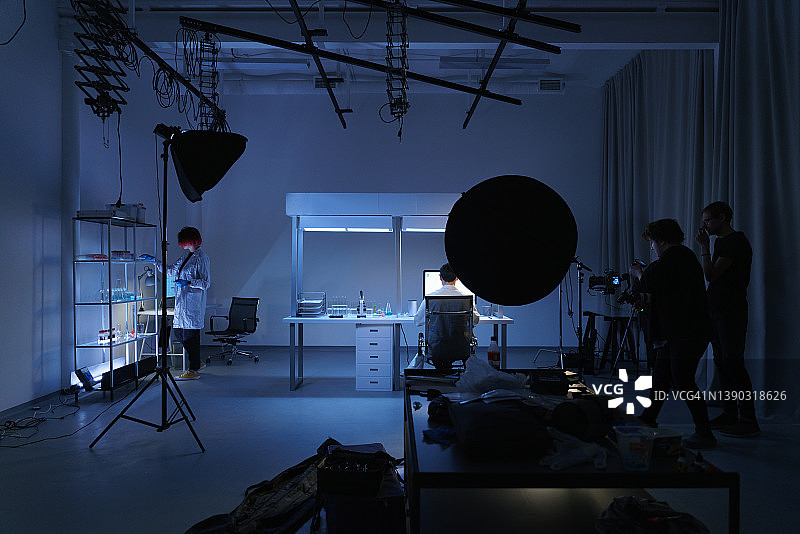 电影或照片拍摄的幕后花絮：科学实验室装饰和剧组图片素材