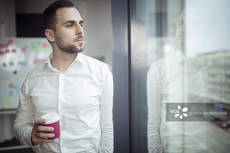 在办公室里站立的商务男士半身像图片素材