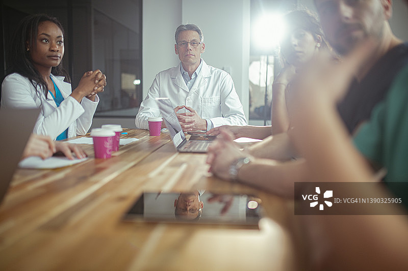 多元种族医生团队的咖啡休息时间图片素材