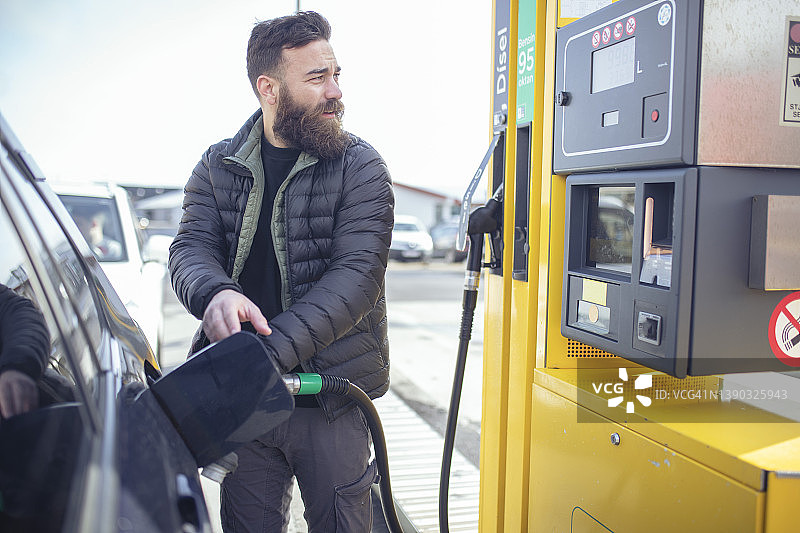 男子在加油站加油图片素材