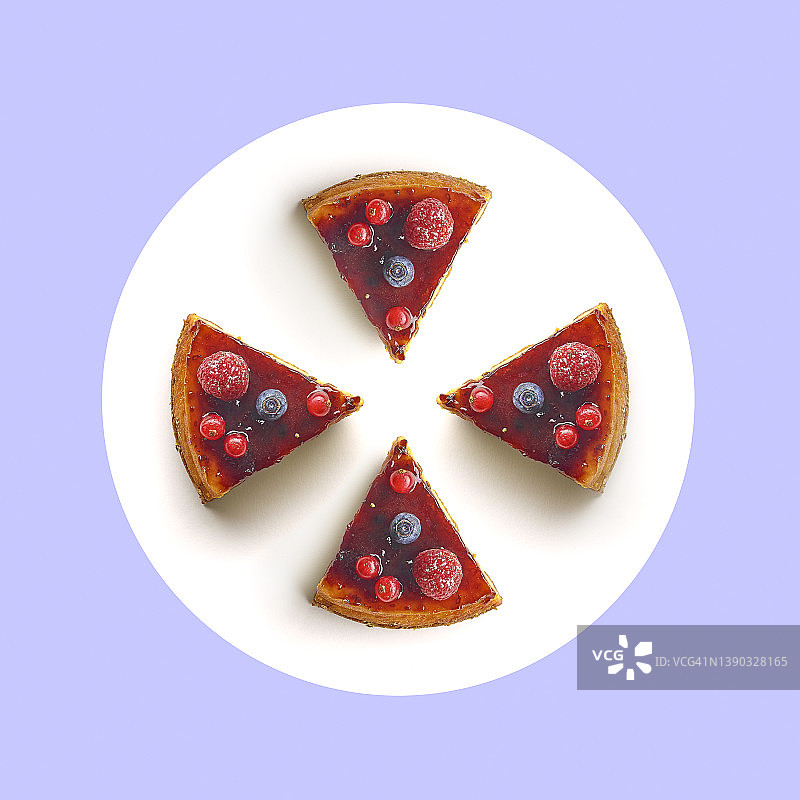浆果芝士蛋糕切片与饼状图图片素材