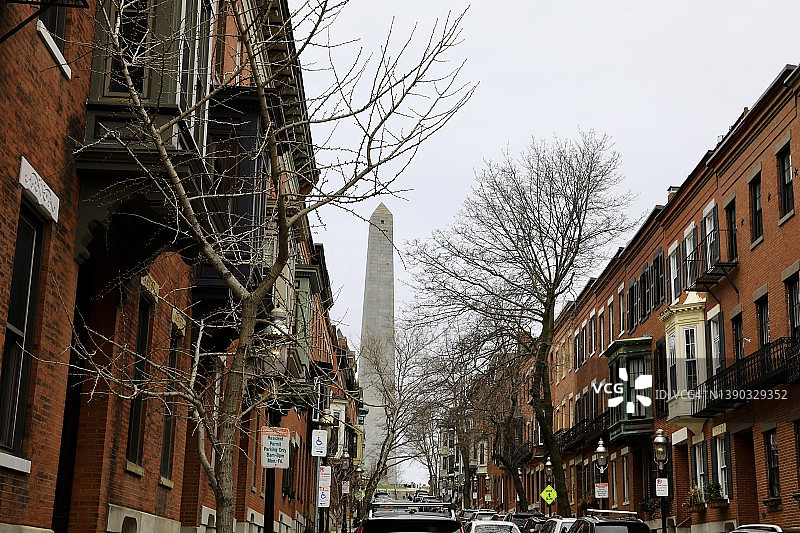 从波士顿查尔斯顿街区看到的邦克山纪念碑图片素材