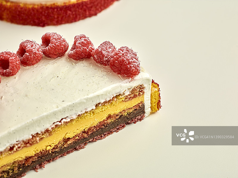 白色桌子上放着覆盆子的香草蛋糕图片素材