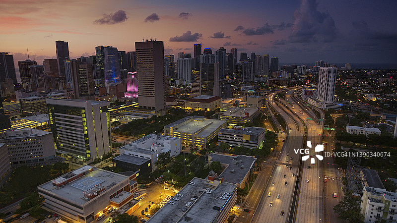 穿过市区的公路图片素材