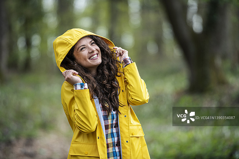 雨衣女子在森林中的肖像图片素材